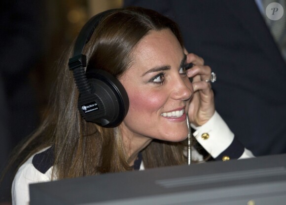 Kate Middleton, duchesse de Cambridge, en reine des transmissions le 18 juin 2014 dans le Buckinghamshire lors de la réouverture officielle après rénovation de Bletchley Park, ancien centre de décryptage de codes pendant la Seconde Guerre mondiale où sa défunte grand-mère Valerie Glassborow oeuvra.