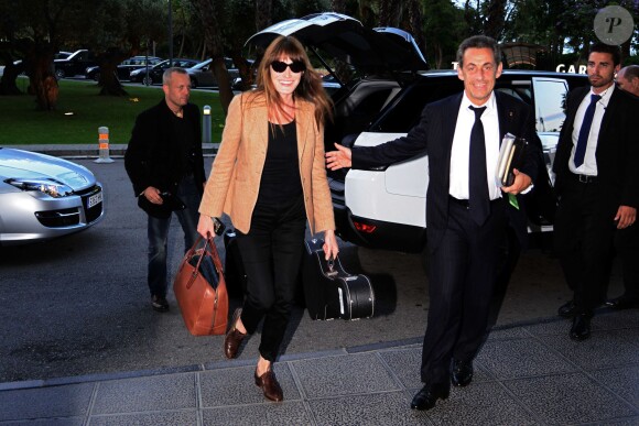 Carla Bruni et Nicolas Sarkozy arrivent à Barcelone en Espagne le 18 juin 2014. Carla doit donné le dernier concert de sa tournée le 19 juin dans les jardins du Palau Reial de Pedralbes dans le cadre d'un festival.