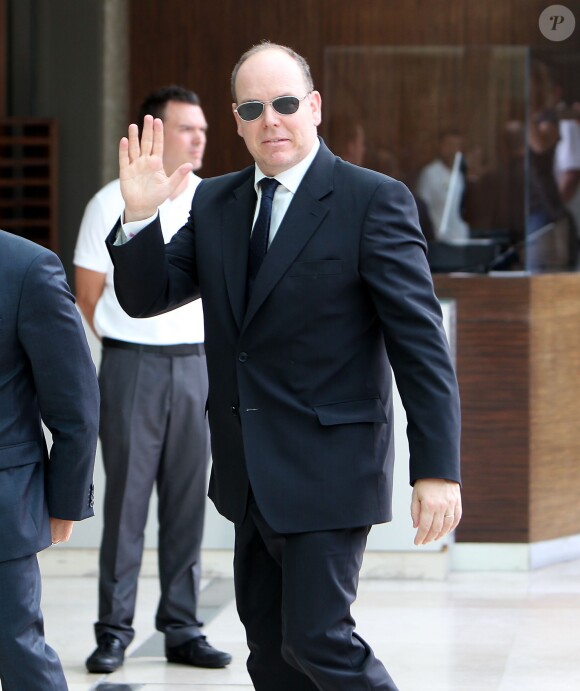 Le prince Albert de Monaco arrive à l'hôtel Fairmont Monte-Carlo à Monaco le 18 juin 2014 où il va assister à la conférence de Nicolas Sarkozy lors du Deloitte World Meet.