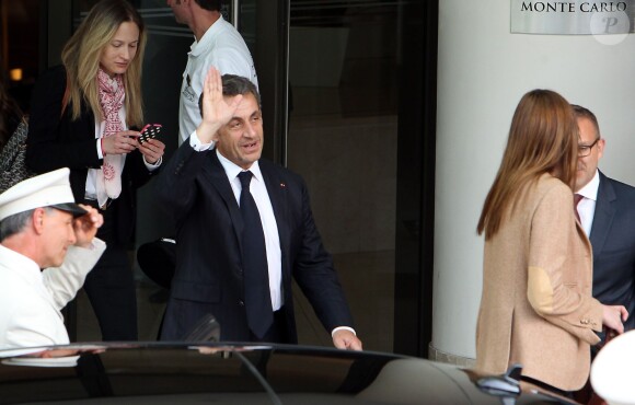 Nicolas Sarkozy et sa femme Carla Bruni-Sarkozy quittent l'hôtel Fairmont Monte-Carlo à Monaco le 18 juin 2014 où l'ancien président a donné une conférence lors du Deloitte World Meet.