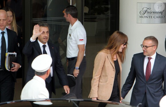 Nicolas Sarkozy et sa femme Carla Bruni-Sarkozy quittent l'hôtel Fairmont Monte-Carlo à Monaco le 18 juin 2014 où l'ancien président a donné une conférence lors du Deloitte World Meet.