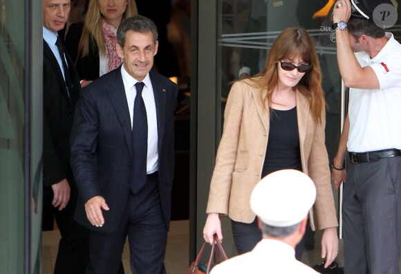 Nicolas Sarkozy et sa femme Carla Bruni-Sarkozy quittent l'hôtel Fairmont Monte-Carlo à Monaco le 18 juin 2014 où l'ancien président a donné une conférence lors du Deloitte World Meet.