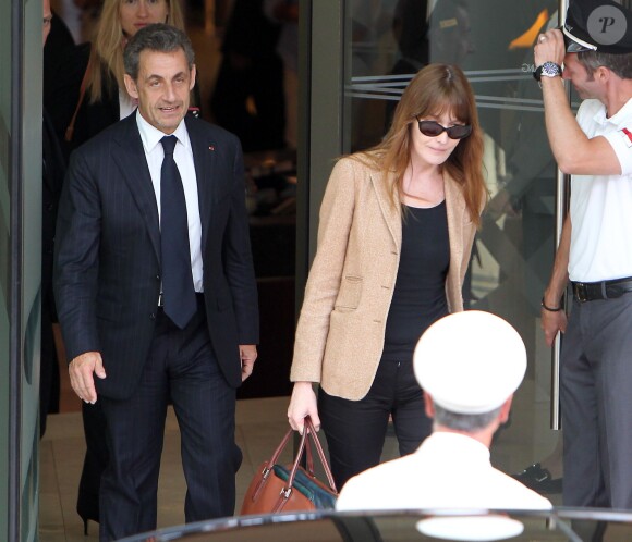 Nicolas Sarkozy et sa femme Carla Bruni-Sarkozy quittent l'hôtel Fairmont Monte-Carlo à Monaco le 18 juin 2014 où l'ancien président a donné une conférence lors du Deloitte World Meet.