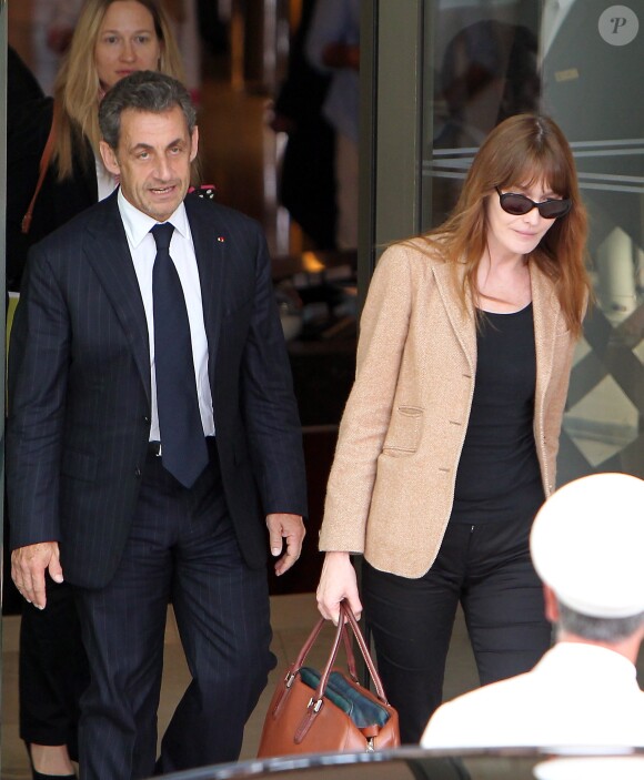 Nicolas Sarkozy et sa femme Carla Bruni-Sarkozy quittent l'hôtel Fairmont Monte-Carlo à Monaco le 18 juin 2014 où l'ancien président a donné une conférence lors du Deloitte World Meet.