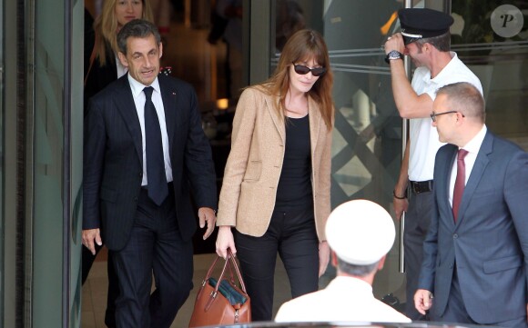 Nicolas Sarkozy et sa femme Carla Bruni-Sarkozy quittent l'hôtel Fairmont Monte-Carlo à Monaco le 18 juin 2014 où l'ancien président a donné une conférence lors du Deloitte World Meet.