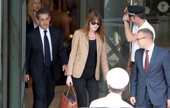 Nicolas Sarkozy et sa femme Carla Bruni-Sarkozy quittent l'hôtel Fairmont Monte-Carlo à Monaco le 18 juin 2014 où l'ancien président a donné une conférence lors du Deloitte World Meet.