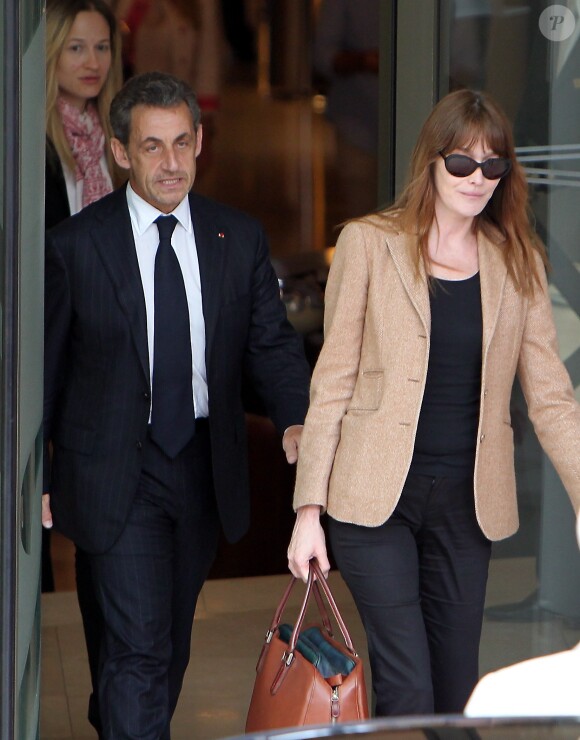 Nicolas Sarkozy et sa femme Carla Bruni-Sarkozy quittent l'hôtel Fairmont Monte-Carlo à Monaco le 18 juin 2014 où l'ancien président a donné une conférence lors du Deloitte World Meet.