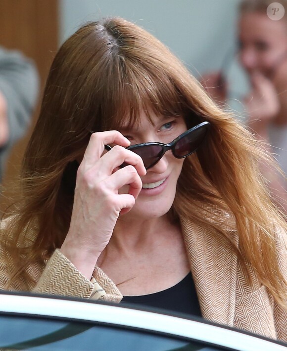 Carla Bruni-Sarkozy quitte l'hôtel Fairmont Monte-Carlo à Monaco le 18 juin 2014 où Nicolas Sarkozy a donné une conférence lors du Deloitte Worl Meet.
