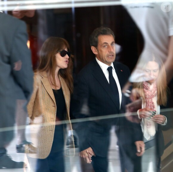 Nicolas Sarkozy et sa femme Carla Bruni-Sarkozy quittent l'hôtel Fairmont Monte-Carlo à Monaco le 18 juin 2014 où l'ancien président a donné une conférence lors du Deloitte World Meet.