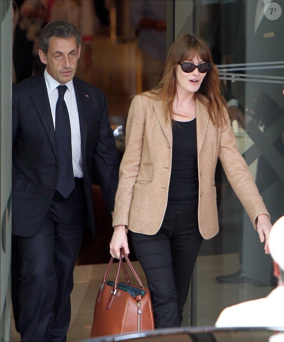 Nicolas Sarkozy et sa femme Carla Bruni-Sarkozy quittent l'hôtel Fairmont Monte-Carlo à Monaco le 18 juin 2014 où l'ancien président a donné une conférence lors du Deloitte World Meet.
