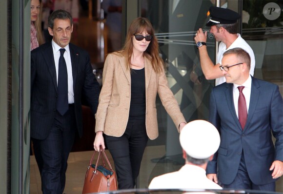 Nicolas Sarkozy et sa femme Carla Bruni-Sarkozy quittent l'hôtel Fairmont Monte-Carlo à Monaco le 18 juin 2014 où l'ancien président a donné une conférence lors du Deloitte World Meet.