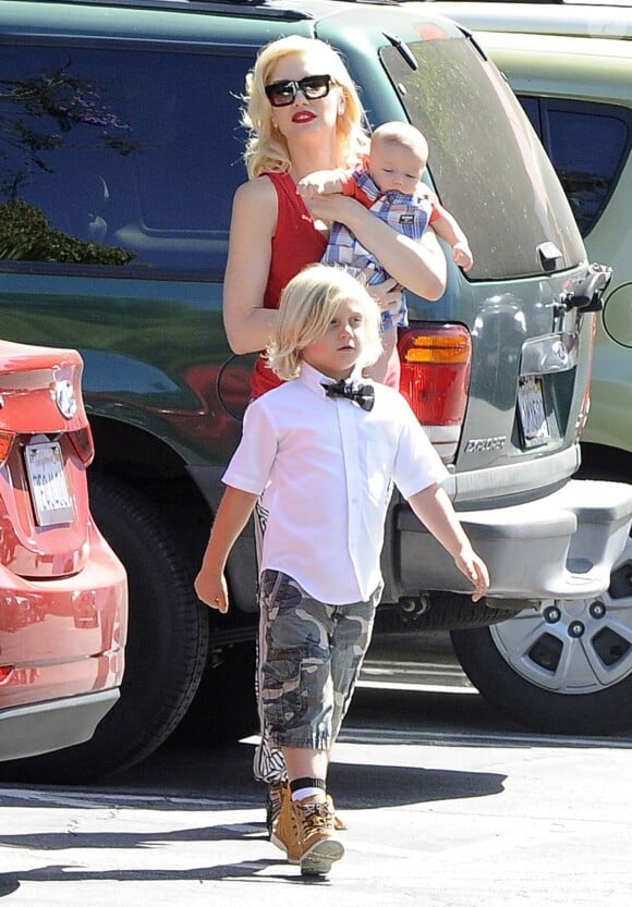 Gwen Stefani et ses fils Zuma et Apollo dans les rues de Studio City, à Los Angeles. Le 19 juin 2014.