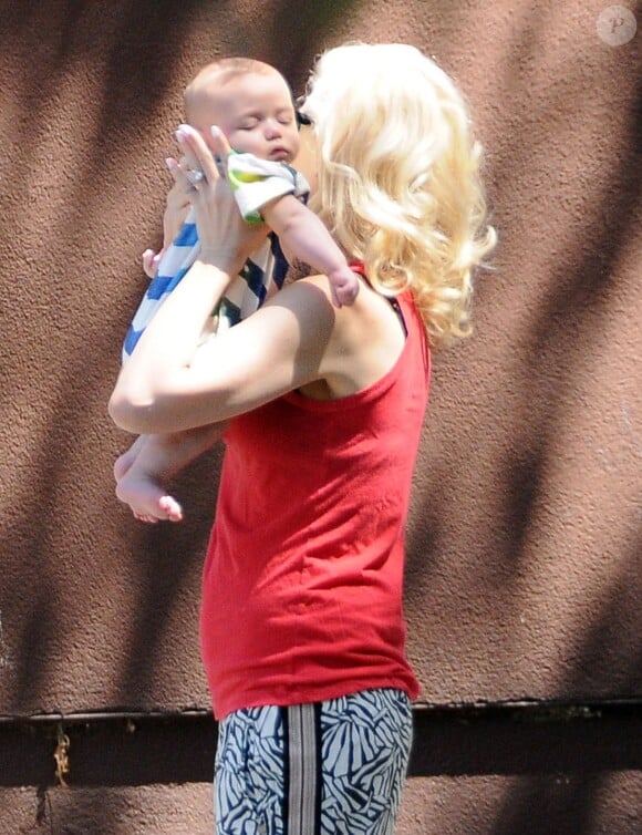 Gwen Stefani et son fils Apollo dans les rues de Studio City, à Los Angeles. Le 19 juin 2014.
