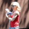 Gwen Stefani et son fils Apollo dans les rues de Studio City, à Los Angeles. Le 19 juin 2014.