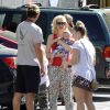 Gwen Stefani, son mari Gavin Rossdale et leurs fils Zuma et Apollo dans les rues de Studio City, à Los Angeles. Le 19 juin 2014.