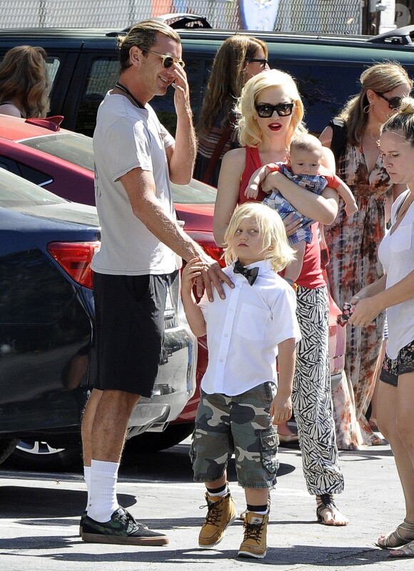 Gwen Stefani, son mari Gavin Rossdale et leurs fils Zuma et Apollo dans les rues de Studio City, à Los Angeles. Le 19 juin 2014.
