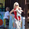 Gwen Stefani et ses fils Zuma et Apollo dans les rues de Studio City, à Los Angeles. Le 19 juin 2014.