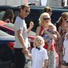 Gwen Stefani, son mari Gavin Rossdale et ses fils Zuma et Apollo dans les rues de Studio City, à Los Angeles. Le 19 juin 2014.
