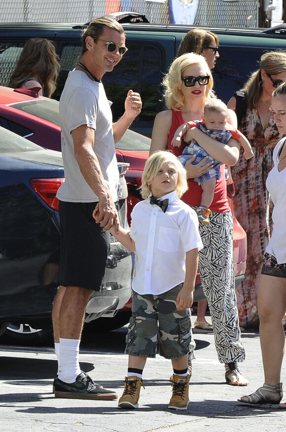 Gwen Stefani, son mari Gavin Rossdale et ses fils Zuma et Apollo dans les rues de Studio City, à Los Angeles. Le 19 juin 2014.