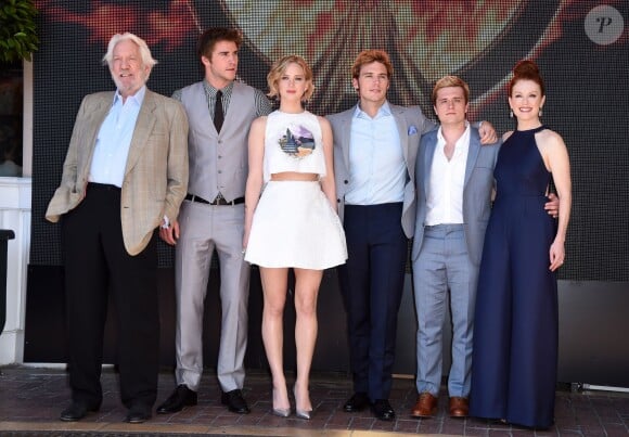 Jennifer Lawrence, Liam Hemsworth, Josh Hutcherson, Donald Sutherland, Julianne Moore et Sam Claflin au photocall de Hunger Games : La Révolte - Partie 1 à Cannes, le 17 mai 2014.