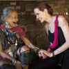 Angelina Jolie, ambassadrice de l'UNHCR a rencontré Baw Meh, 75 ans et sa famille lors de sa visite dans le camp de réfugiés birmans de l'ethnie Karenni à Ban Mai Nai So en Thaïlande, le 20 juin 2014, lors de la journée mondiale des réfugiés.