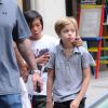 Les enfants de Brad Pitt et Angelina Jolie, Shiloh et Pax dans les rues de New York avec leur garde du corps, le 12 mai 2014. 