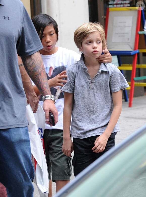 Les enfants de Brad Pitt et Angelina Jolie, Shiloh et Pax dans les rues de New York avec leur garde du corps, le 12 mai 2014. 