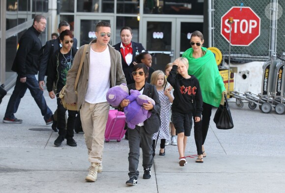 Brad Pitt et Angelina Jolie arrivant à l'aéroport de Los Angeles en provenance d'Australie avec leurs enfants, le 5 février 2014. 