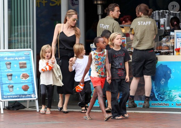 Angelina Jolie emmene ses enfants Shiloh, Maddox, Pax, Zahara, Vivienne et Knox visiter l'aquarium de Sydney en Australie le 6 septembre 2013. 