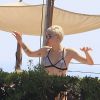 Exclusif - Miley Cyrus passe du temps avec sa mère Tish, sa soeur Noah et des amis sur le balcon de son hôtel à Barcelone, le 14 juin 2014.