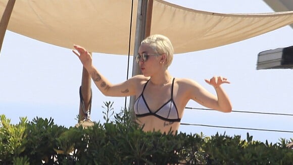 Miley Cyrus : Elle oublie les scandales en bikini, au soleil et en famille