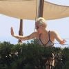 Exclusif - Miley Cyrus passe du temps avec sa mère Tish, sa soeur Noah et des amis sur le balcon de son hôtel à Barcelone, le 14 juin 2014.