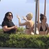 Exclusif - La chanteuse Miley Cyrus passe du temps avec sa mère Tish, sa soeur Noah et des amis sur le balcon de son hôtel à Barcelone, le 14 juin 2014.