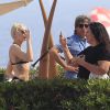Exclusif - Miley Cyrus passe du temps avec sa mère Tish, sa soeur Noah et des amis sur le balcon de son hôtel à Barcelone, le 14 juin 2014.
