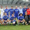 Les deux équipes réunies lors du match de foot entre célébrités organisé au profit de l'association Plus Fort La Vie de Jean-Claude Darmon et Hoda Roche, au stade Jean Bouin à Paris, le 9 juin 2014