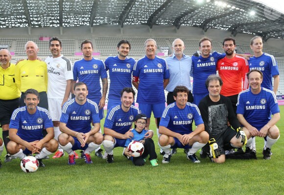 Les deux équipes réunies lors du match de foot entre célébrités organisé au profit de l'association Plus Fort La Vie de Jean-Claude Darmon et Hoda Roche, au stade Jean Bouin à Paris, le 9 juin 2014
