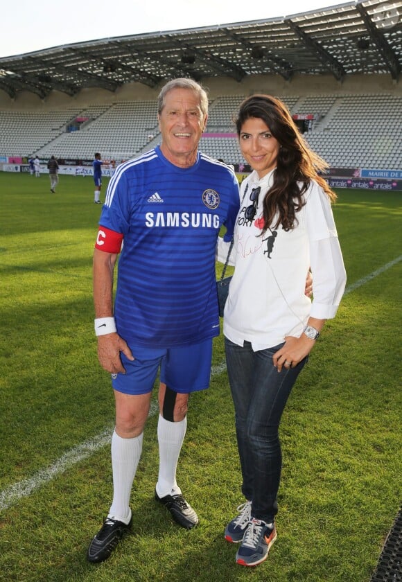 Jean-Claude Darmon et sa compagne Hoda Roche lors du match de foot entre célébrités organisé au profit de leur association Plus Fort La Vie, au stade Jean Bouin à Paris, le 9 juin 2014