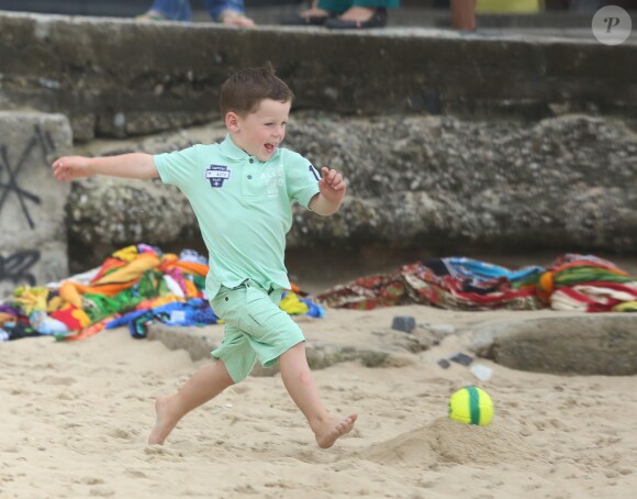 Kai, le petit garçon de Wayne Rooney sur la plage d'Ipanema à Rio, le 20 juin 2014