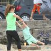 Coleen Rooney, maman heureuse avec son fils Kai sur la plage d'Ipanema à Rio, le 20 juin 2014
