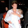 Coleen Rooney à la sortie du restaurant Sushi Leblon à Rio de Janeiro le 21 juin 2014 avec son petit Klay dans les bras
