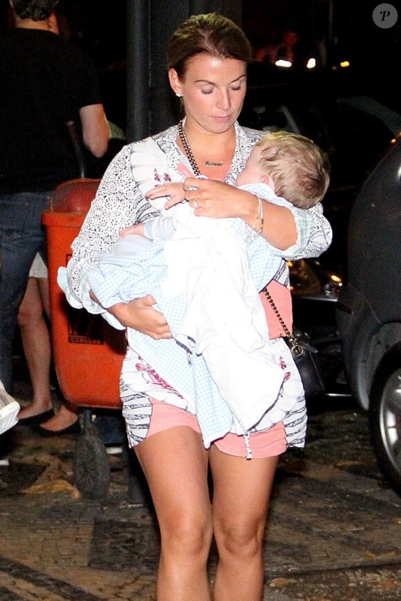 Coleen Rooney à la sortie du restaurant Sushi Leblon à Rio de Janeiro le 21 juin 2014 avec son petit Klay dans les bras