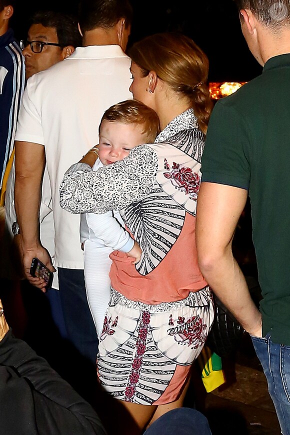 Coleen Rooney avec dans les bras son petit Klay à la sortie du restaurant Sushi Leblon à Rio de Janeiro le 21 juin 2014
