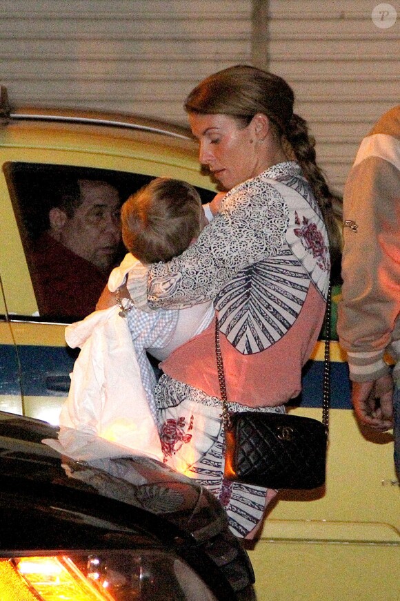 Coleen Rooney à la sortie du restaurant Sushi Leblon à Rio de Janeiro le 21 juin 2014 avec son petit Klay dans les bras et entourée de sa famille