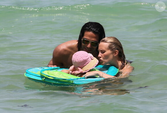 Radamel Falcao, sa petite Dominique et son épouse Lorelei Taron profitent de leurs vacances à Miami, le 20 juin 2014