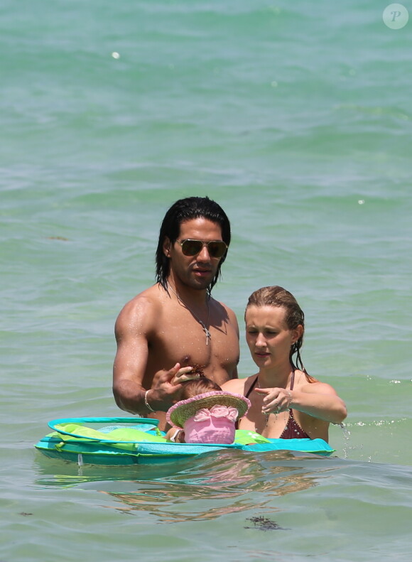 Radamel Falcao, sa petite Dominique et son épouse Lorelei Taron sur la plage à Miami, le 20 juin 2014