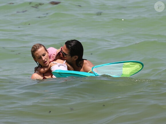 Radamel Falcao, sa petite Dominique et son épouse Lorelei Taron sur la plage à Miami, le 20 juin 2014