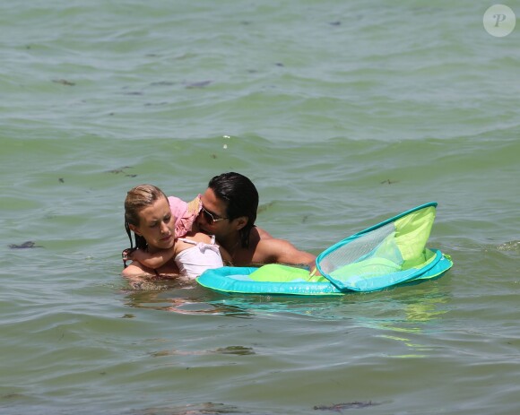 Radamel Falcao, sa petite Dominique et son épouse Lorelei Taron sur la plage à Miami, le 20 juin 2014