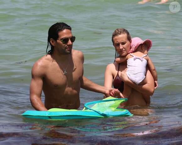 Radamel Falcao, sa petite Dominique et son épouse Lorelei Taron sur la plage à Miami, le 20 juin 2014