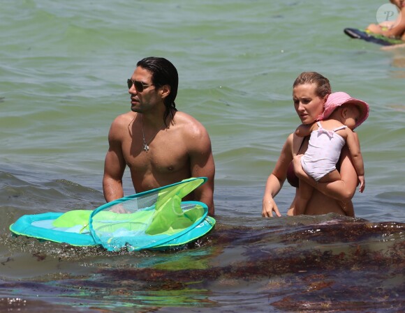 Radamel Falcao, sa petite Dominique et son épouse Lorelei Taron sur la plage à Miami, le 20 juin 2014