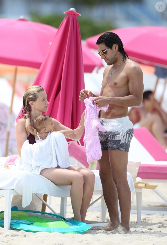 Radamel Falcao, sa petite Dominique et son épouse Lorelei Taron sur la plage à Miami, le 20 juin 2014